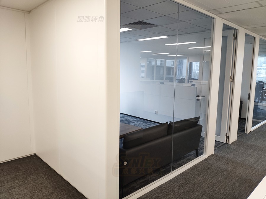 成都名扬办公室钢制复合海角短视频安装圆弧转角.jpg undefined